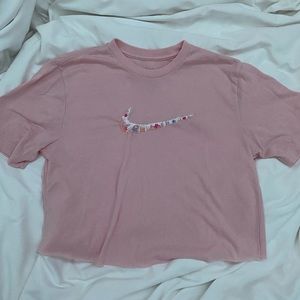 Cropped Nike shirt with symbol design